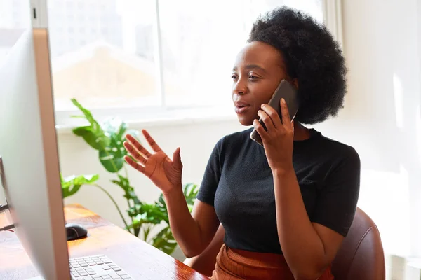 若い黒人の実業家は 明るいオフィスで電話で話し 技術を起動します 高品質の写真 — ストック写真