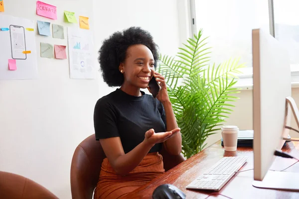 Sorrindo Feliz Mulher Negra Falando Telefone Escritório Sentado Mesa Foto — Fotografia de Stock