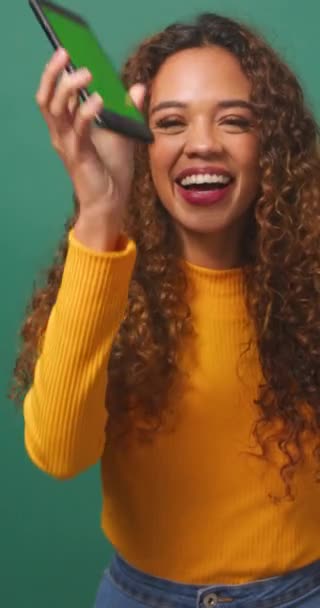Mutlu Genç Kadın Yeşil Stüdyo Arka Planında Krom Anahtar Ekranı — Stok video