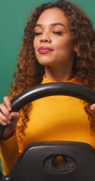若い女性ドライバーは 緑のスタジオのバックグラウンドを避けるためにシャワーとブレーキをかけます 高品質の4K映像 — ストック動画