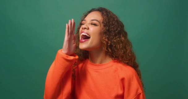 Mujer Birracial Joven Levanta Las Manos Grita Con Entusiasmo Estudio — Vídeos de Stock