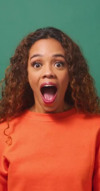 Šťastná Šokovaná Překvapená Multietnická Žena Zelené Pozadí Studia Vysoce Kvalitní — Stock video