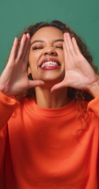 Mujer Birracial Joven Levanta Las Manos Grita Con Entusiasmo Estudio — Vídeos de Stock