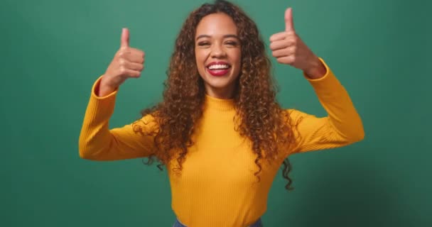 Schöne Multi Ethnische Frau Gibt Doppelten Daumen Nach Oben Grünes — Stockvideo