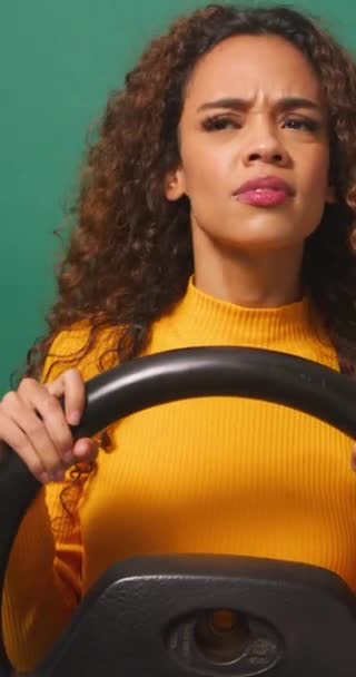 年轻女子在开车时经历了道路愤怒 绿色工作室背景 高质量的4K镜头 — 图库视频影像