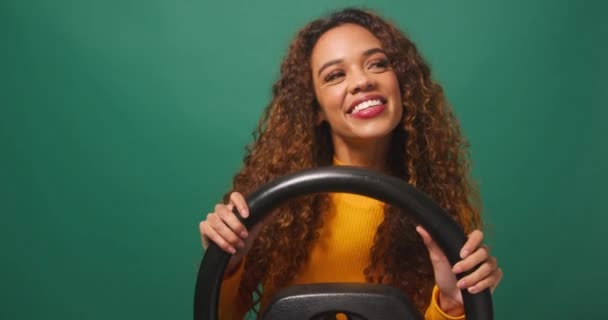 車を運転する女性は ビュー 観光バケーションカーレンタル グリーンスタジオの背景を認めます 高品質の4K映像 — ストック動画