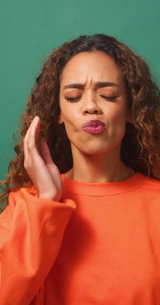 Молода Жінка Натирає Щелепу Болем Зубним Болем Студійним Зеленим Фоном — стокове відео
