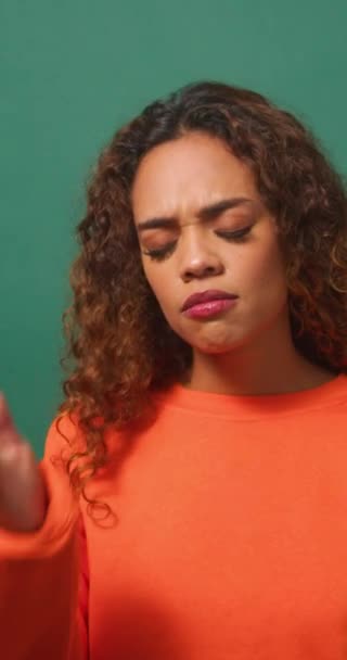 若い女性は手で顔 顔のヤシ 緑のスタジオの背景をカバーしています 高品質の4K映像 — ストック動画