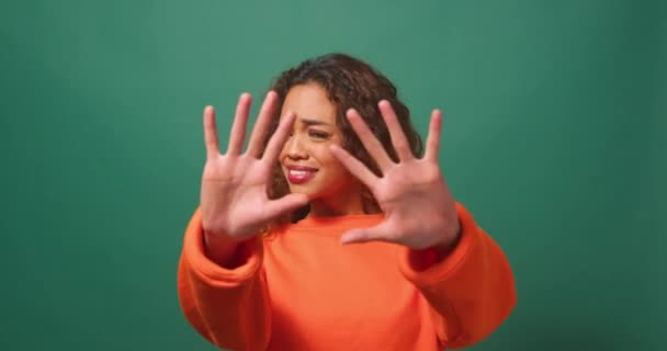 Молода Багатоетнічна Жінка Тримає Руки Ховаючись Може Дивитися Наляканий Зелена — стокове відео