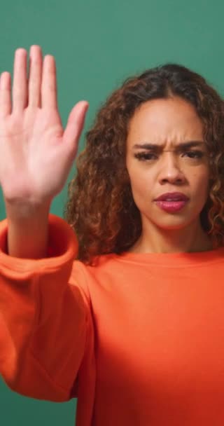 Молода Багатоетнічна Жінка Тримає Руку Кажучи Зупиніться Зелений Студійний Фон — стокове відео