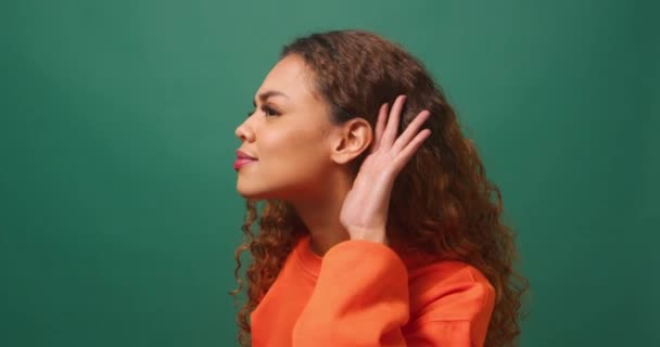 Молода Жінка Готує Чашки Вуха Слухаючи Інтенсивно Зелений Студійний Фон — стокове відео