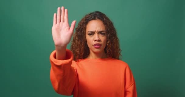 Junge Multiethnische Frau Hebt Die Hand Und Sagt Nein Stop — Stockvideo