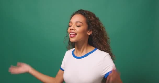 Молодая Двуличная Женщина Танцует Листая Волосы Зеленый Студийный Фон Высококачественные — стоковое видео