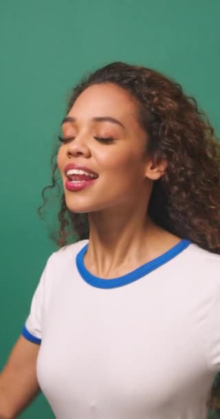 Jeune Femme Biraciale Dansant Retournant Les Cheveux Fond Studio Vert — Video