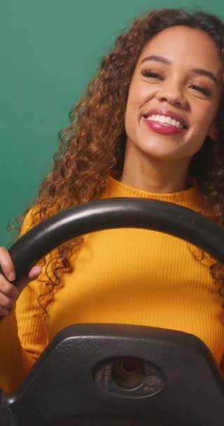 美しい女性は 笑顔で落ち着いた緑のスタジオを見ながら車を運転します 高品質の4K映像 — ストック動画