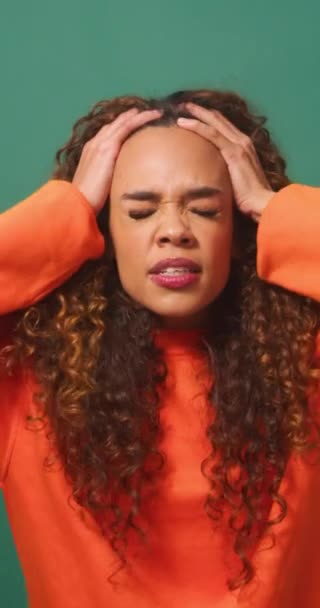 Απογοητευμένη Και Θυμωμένη Νεαρή Γυναίκα Σχίζει Μαλλιά Της Πράσινο Φόντο — Αρχείο Βίντεο