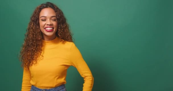 Güzel Genç Bir Kadın Fotokopi Odasını Işaret Ediyor Heyecanlı Satılık — Stok video