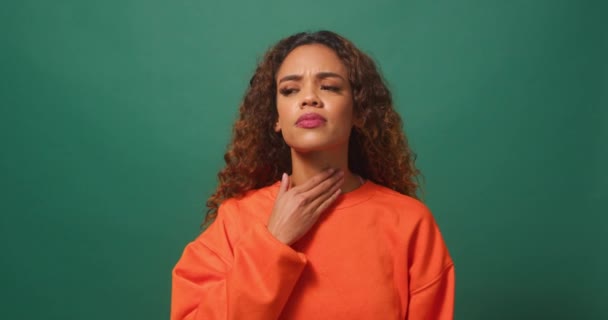 Young Multi Ethnic Woman Rubs Sore Throat Pain Green Background — Stock Video