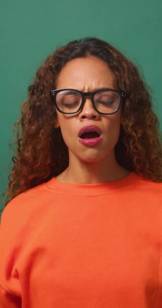 Молодая Двуличная Женщина Зевает Прикрывает Рот Зеленый Фон Студийное Видео — стоковое видео