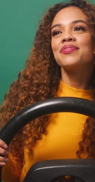 車を運転する女性は ビュー 観光バケーションカーレンタル グリーンスタジオの背景を認めます 高品質の4K映像 — ストック動画