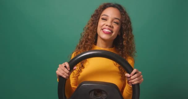 Schöne Zweirassige Frau Fährt Auto Lächelnd Und Sieht Ruhig Grünes — Stockvideo