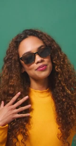 Schöne Junge Frau Coole Haltung Tipps Sonnenbrille Flips Haare Grünes — Stockvideo