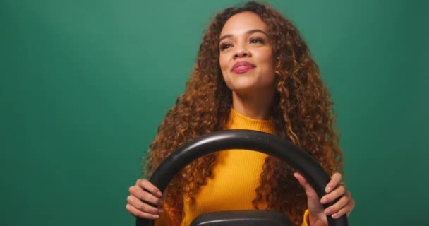 Araba Kullanan Kadın Manzaraya Turist Araba Kiralamasına Yeşil Stüdyo Arkaplanına — Stok video