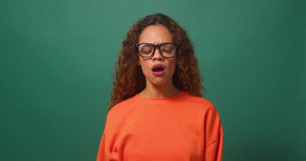 Junge Frau Gähnt Und Bedeckt Mund Grüner Hintergrund Studio Video — Stockvideo