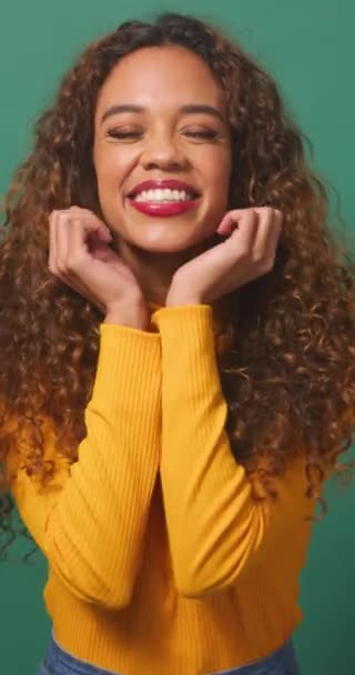 Красива Багатоетнічна Жінка Посміхається Сміється Чашкові Руки Під Підборіддям Зелена — стокове відео
