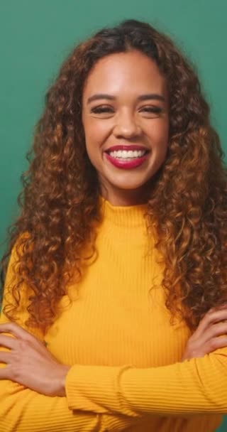 Schöne Multiethnische Frau Faltet Die Arme Lachend Porträt Grüne Studiokulisse — Stockvideo