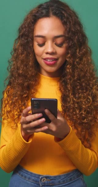 年轻的比利西亚女人读短信时很兴奋 绿色工作室背景 高质量的4K镜头 — 图库视频影像