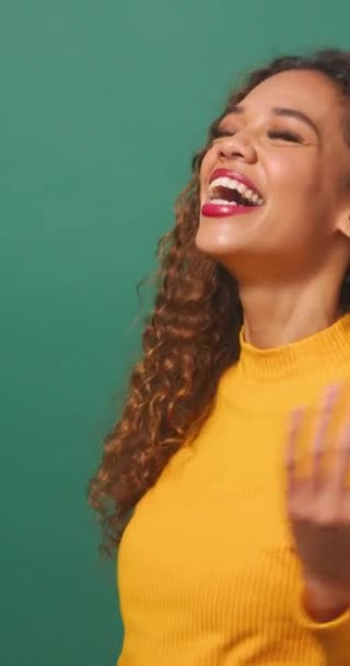 Schöne Multi Ethnische Frau Die Lacht Die Haare Falten Grüner — Stockvideo