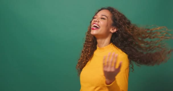 Όμορφη Πολυεθνική Γυναίκα Που Γελάει Γυρίζει Μαλλιά Πράσινο Φόντο Στούντιο — Αρχείο Βίντεο
