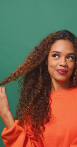 Güzel Genç Bir Kadın Flört Ediyor Kıvırıyor Uzun Kıvırcık Saçlar — Stok video