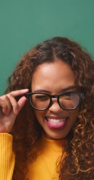 Krásná Multietnická Žena Zkouší Brýle Brýle Zelené Pozadí Studia Vysoce — Stock video