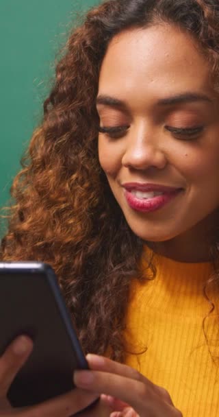 美丽的年轻女子给男朋友发短信 调情的短信关系 绿色工作室 高质量的4K镜头 — 图库视频影像
