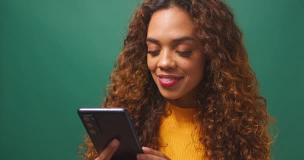 Pacar Sms Wanita Muda Yang Cantik Hubungan Pesan Genit Studio — Stok Video