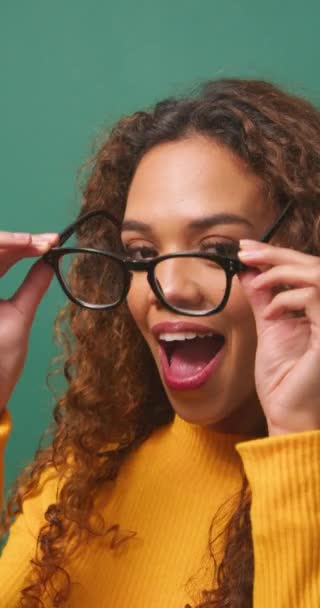 Mulher Multi Étnica Bonita Tenta Óculos Óculos Fundo Estúdio Verde — Vídeo de Stock