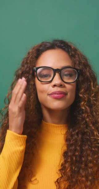 Mulher Multi Étnica Bonita Tenta Óculos Óculos Fundo Estúdio Verde — Vídeo de Stock