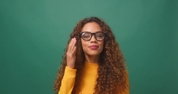 美しい多民族女性は眼鏡 緑のスタジオの背景を試しています 高品質の4K映像 — ストック動画