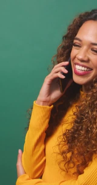 Mulher Bonita Falando Telefone Conversa Feliz Estúdio Verde Imagens Fullhd — Vídeo de Stock