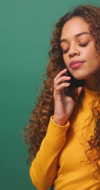 Mujer Joven Multiétnica Contesta Teléfono Tiene Una Conversación Neutral Estudio — Vídeo de stock