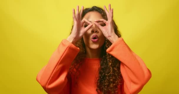 Fiatal Multiracionális Buta Arcot Vág Miközben Ujjai Szemüveget Készítenek Sárgát — Stock videók