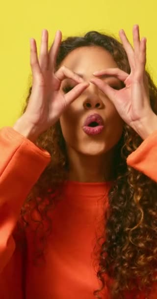 年轻的多种族女人用手指拉着愚蠢的脸 制作眼镜 高质量的4K镜头 — 图库视频影像
