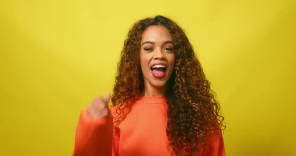 快乐的年轻女人给了一个大拇指 黄色工作室背景 高质量的4K镜头 — 图库视频影像