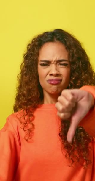 Ung Multiracial Kvinna Ger Tummen Ner Skakar Finger Nej Gul — Stockvideo