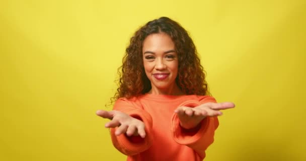Flört Eden Genç Bir Kadın Elleriyle Işaret Ediyor Sarı Stüdyo — Stok video