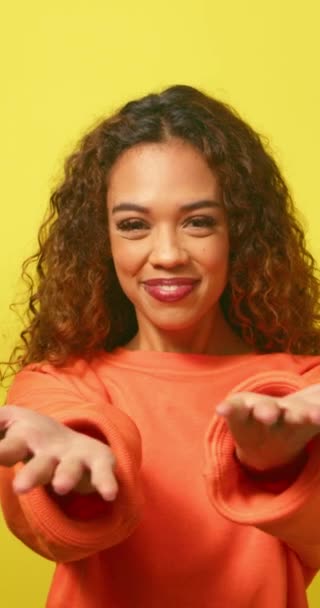 Flirt Młoda Kobieta Wzywa Rękami Tutaj Żółte Tło Studio Wysokiej — Wideo stockowe