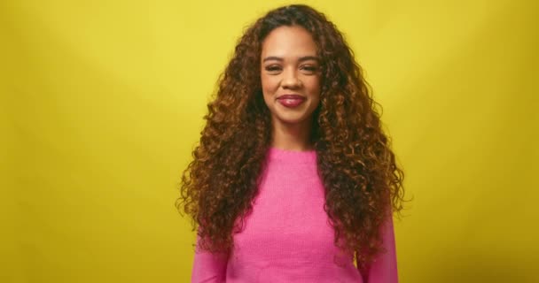 Heyecanlı Genç Kadın Çene Altında Ele Tutuşuyor Sarı Stüdyo Geçmişi — Stok video