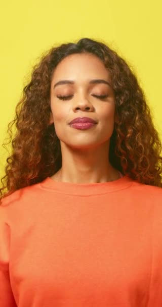 Nyugodt Fiatal Imapozícióba Helyezi Kezét Imádkozó Sárga Stúdióba Kiváló Minőségű — Stock videók